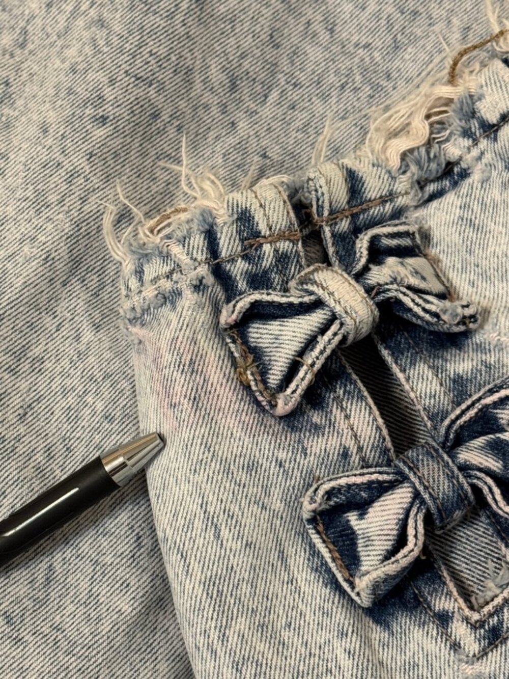 Gitano Jeans Women 34 Acid Wash Distressed Bow Back Raw Hem Tapered Frayed Ankle - Picture 8 of 13